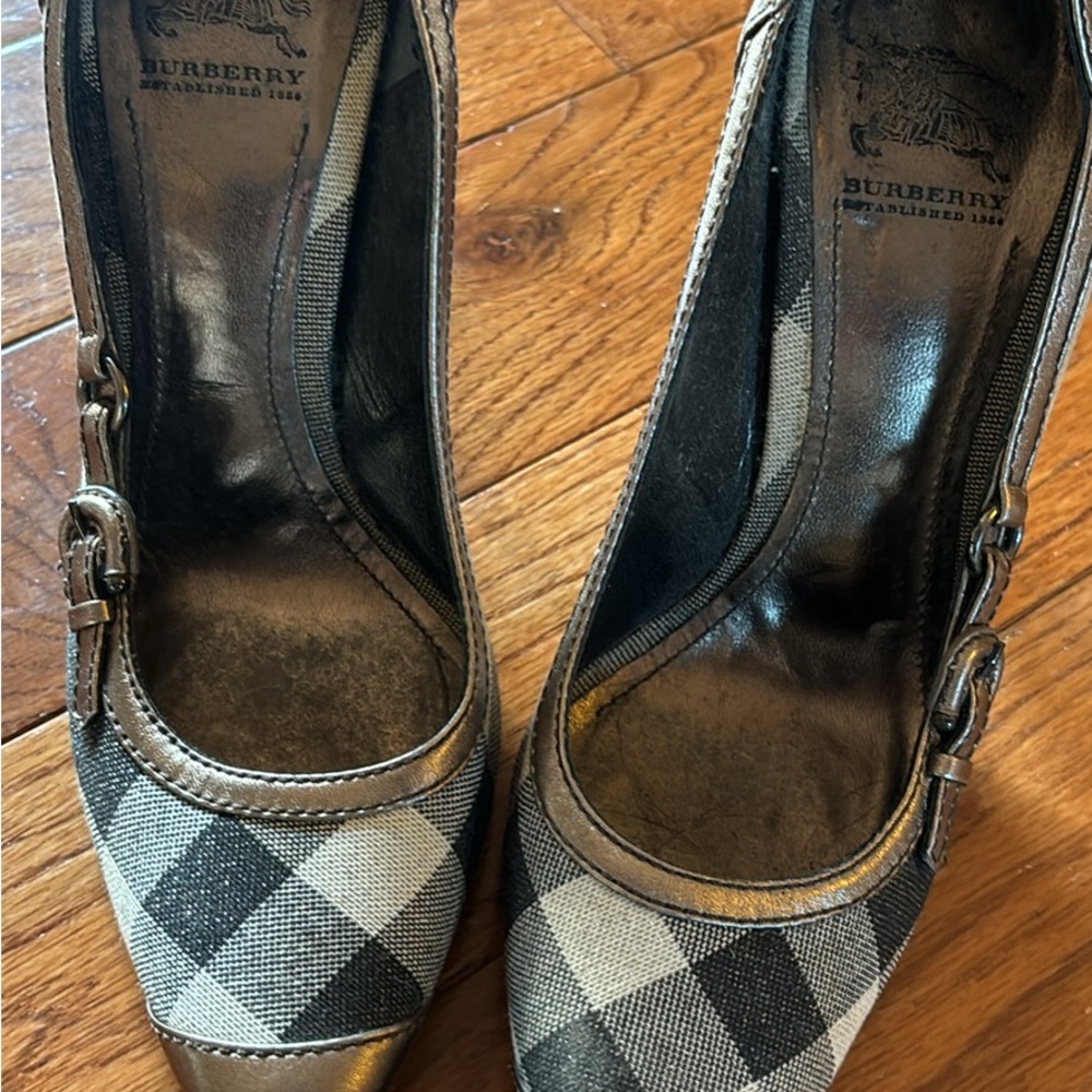 Burberry Black and Cream Heels